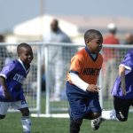 Niños entrenando al fútbol