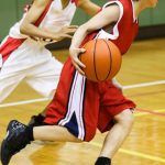 Jóvenes jugando al basket